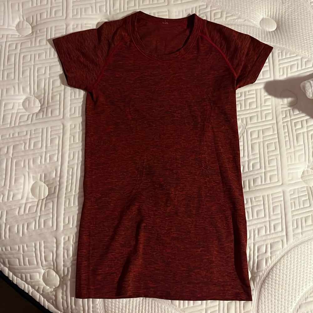 Lululemon black and burgundy marled print tech shirt, size 6